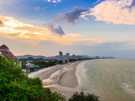Thailand_Hua Hin_Beach_shutterstock_98103257