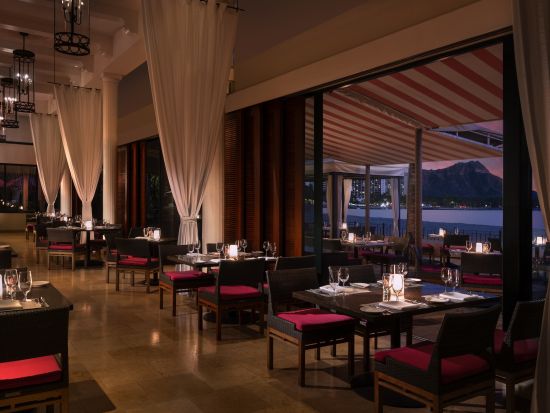 アズーア　食事券＆事前予約　海の恵みを贅沢に楽しむ5コースディナー＜夕食／ザ・ロイヤル・ハワイアン内＞