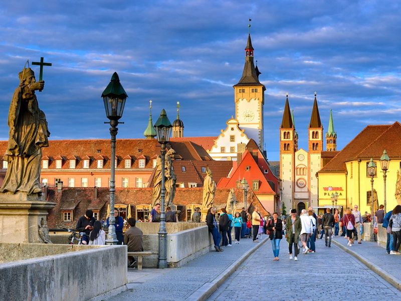 zur_Altstadt_mit_Dom_St._Kilian,_Stre_der_Romantik