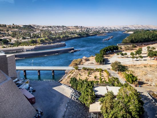 Egypt_aswan_dam_shutterstock_495744442