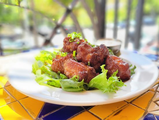 ジーニアス・ラウンジ　食事券＆事前予約　ハワイアン創作料理が楽しめる、カジュアルなレストランバー＜6～8名様／夕食／ワイキキ＞