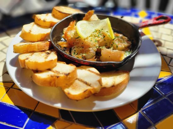 ジーニアス・ラウンジ　食事券＆事前予約　ハワイアン創作料理が楽しめる、カジュアルなレストランバー＜6～8名様／夕食／ワイキキ＞