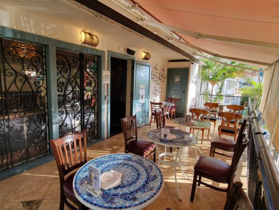 ジーニアス・ラウンジ　食事券＆事前予約　ハワイアン創作料理が楽しめる、カジュアルなレストランバー＜6～8名様／夕食／ワイキキ＞