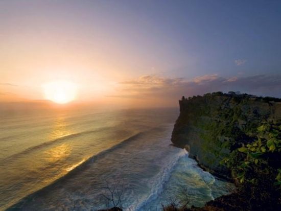 ウルワツ寺院夕日＆ケチャックダンス鑑賞ツアー　絶景プールで泳げるヴィラリゾート「ジ・エッジ」のランチ＆選べるディナー付き＜日本語ガイド／島内シャトル乗り放題＞