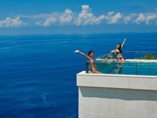 ウルワツ寺院夕日＆ケチャックダンス鑑賞ツアー　絶景プールで泳げるヴィラリゾート「ジ・エッジ」のランチ＆選べるディナー付き＜日本語ガイド／島内シャトル乗り放題＞