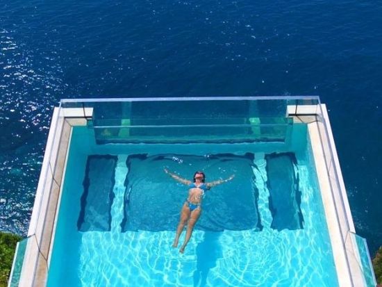 ウルワツ寺院夕日＆ケチャックダンス鑑賞ツアー　絶景プールで泳げるヴィラリゾート「ジ・エッジ」のランチ＆選べるディナー付き＜日本語ガイド／島内シャトル乗り放題＞