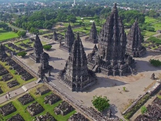 ボロブドゥール遺跡＋プランバナン寺院 2日間ツアー　ジョグジャカルタ王宮見学＋ラーマーヤナ舞踊ショー鑑賞付き＜食事付き／日本語ガイド／ジョグジャカルタ発＞