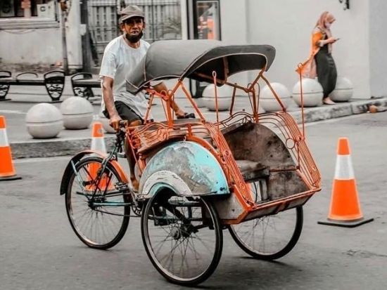 ボロブドゥール遺跡＋プランバナン寺院 2日間ツアー　ジョグジャカルタ王宮見学＋ラーマーヤナ舞踊ショー鑑賞付き＜食事付き／日本語ガイド／ジョグジャカルタ発＞