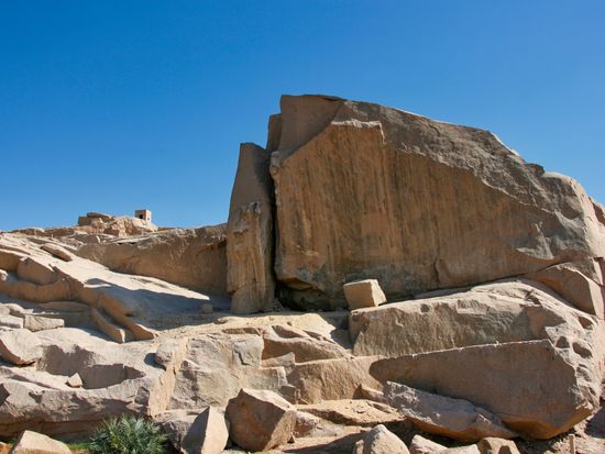 Egypt_aswan_obelik_pixta_41448559_M