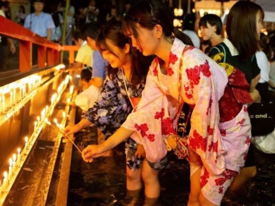 京都バスツアー 夜の夏の旅 下鴨神社「御手洗祭」＋仁和寺 国名勝指定の庭園ライトアップ＜約4時間／京都駅発＞by おこしバス（京都定期観光バス）