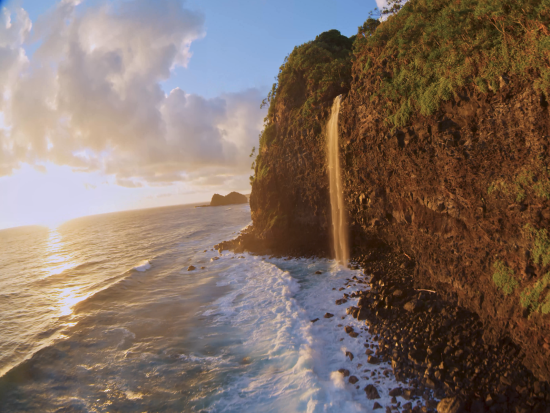 フライト・オブ・アロハ　ハワイ島の壮大な景色を美しい8K映像で体験！没入型の新感覚アクティビティ＜30分または1時間／キングカメハメハ・コナビーチホテル内＞