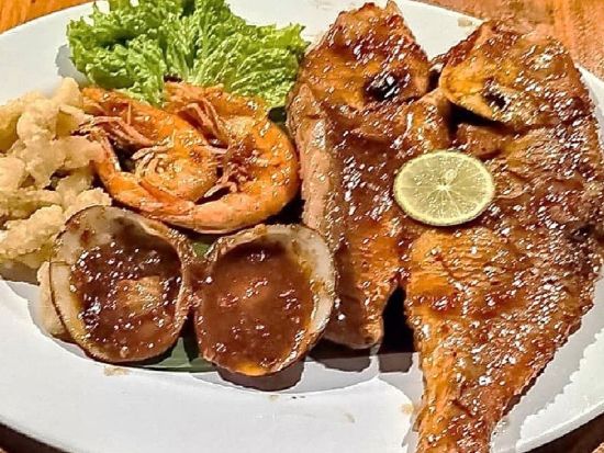 ニュー デワタ カフェ（NEW DEWATA CAFE）食事券＆事前予約サービス　新鮮なシーフードを堪能！＜ジンバラン＞