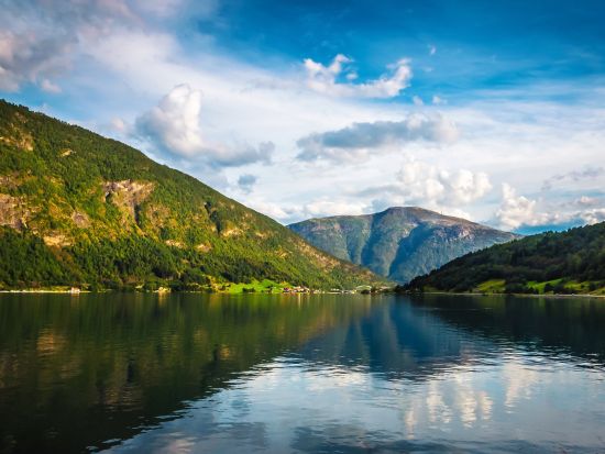 ベルゲン急行・フロム鉄道とソグネフィヨルド紀行 1泊2日周遊ツアー＜8月／日本語／オスロ発ベルゲン着＞by[みゅう]プチ旅