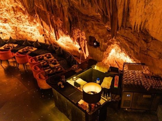 ザ・ケイブ「The Cave」洞窟レストランの7コースディナー＋ジ・エッジ「The Edge」スパトリートメント＜ホテル送迎付き／バリ島内シャトル乗り放題付き＞