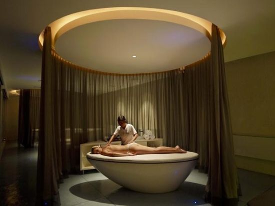 ザ・ケイブ「The Cave」洞窟レストランの7コースディナー＋ジ・エッジ「The Edge」スパトリートメント＜ホテル送迎付き／バリ島内シャトル乗り放題付き＞