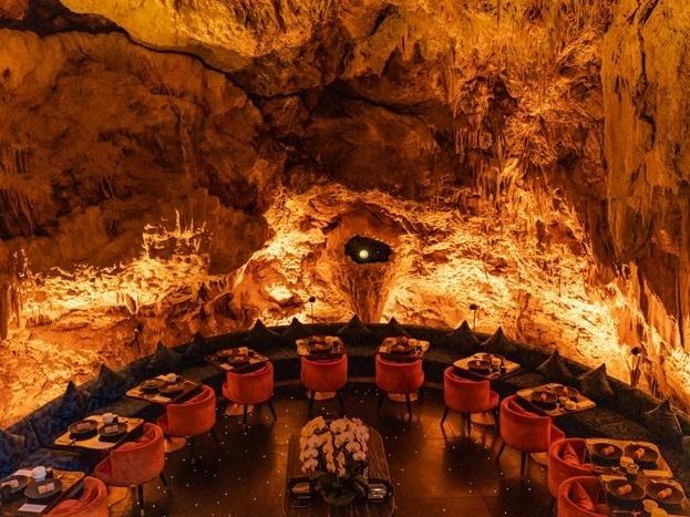 ザ・ケイブ「The Cave」洞窟レストランの7コースディナー＋ジ・エッジ