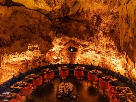 ザ・ケイブ「The Cave」洞窟レストランの7コースディナー＋ジ・エッジ「The Edge」スパトリートメント＜ホテル送迎付き／バリ島内シャトル乗り放題付き＞