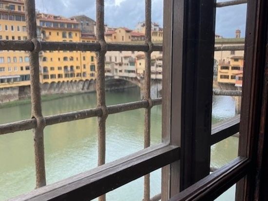 回廊からのアルノ川眺め