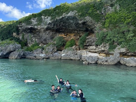 【貸切／大神島】ボートチャーター半日ツアー！島尻船主組合長がご案内 島周遊×シュノーケル×洞窟探検など自由に満喫＜7名まで／クーラーボックス・器材貸出＞