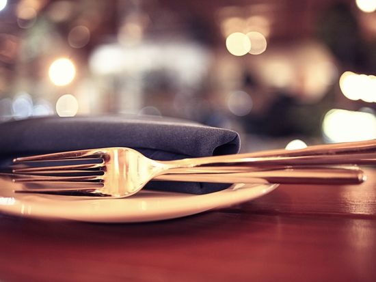 Table_Setting_shutterstock_262625156