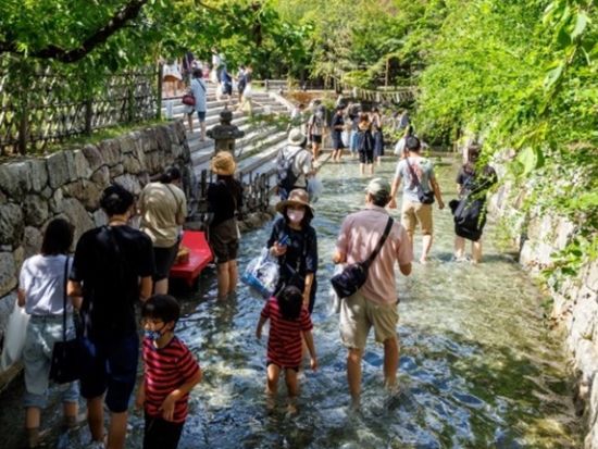京都バスツアー 夜の夏の旅 北野天満宮 御手洗川足つけ燈明神事と国宝御本殿石の間通り抜け神事＜夕食付き／約4時間／京都駅発＞by おこしバス（京都定期観光バス）