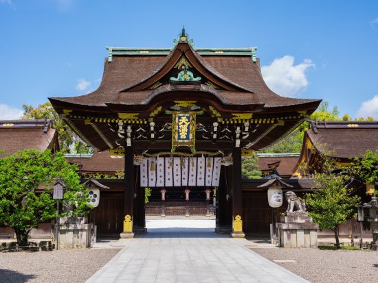 京都バスツアー 夜の夏の旅 北野天満宮 御手洗川足つけ燈明神事と国宝御本殿石の間通り抜け神事＜夕食付き／約4時間／京都駅発＞by おこしバス（京都定期観光バス）