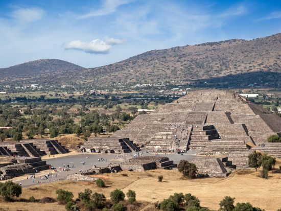 【2026年10月31日限定】メキシコシティ観光ツアー！世界遺産テオティワカン遺跡＋死者の日の雰囲気を楽しむ旧市街街歩き＜日本語ガイド／メキシコシティ発＞