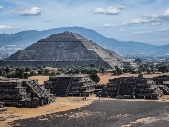 【2026年10月31日限定】メキシコシティ観光ツアー！世界遺産テオティワカン遺跡＋死者の日の雰囲気を楽しむ旧市街街歩き＜日本語ガイド／メキシコシティ発＞