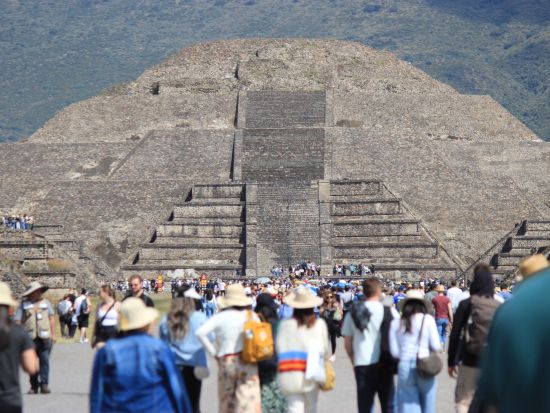 【2026年11月3日】死者の日シーズン限定催行！世界遺産テオティワカン遺跡半日ツアー＜日本語ガイド／メキシコシティ発＞