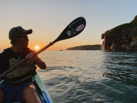 【貸切】カヤックツアー！ガイド歴28年のたっちゃんがご案内 洞窟探検・海岸線クルージング・地形解説まで＜午前・午後／3時間／3歳～／宮古島＞