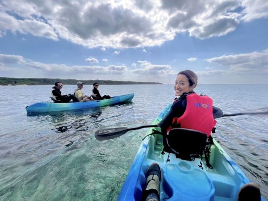 【貸切】カヤックツアー！ガイド歴28年のたっちゃんがご案内 洞窟探検・海岸線クルージング・地形解説まで＜午前・午後／3時間／3歳～／宮古島＞
