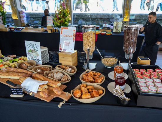 セーヌ川ランチクルーズ　 Diamant Bleu（ディアマンブルー）窓際席プランあり＜日曜／12:30発／現地集合・解散＞