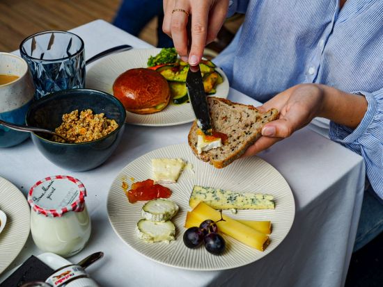 セーヌ川ランチクルーズ　 Diamant Bleu（ディアマンブルー）窓際席プランあり＜日曜／12:30発／現地集合・解散＞