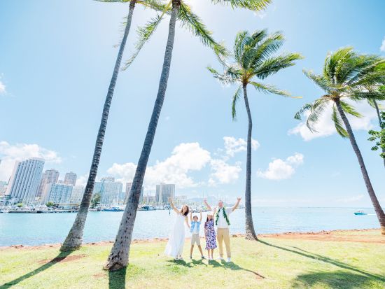 ハワイ　カジュアルフォト　最大6名までOK！家族旅行などの記念にピッタリ　選べるタウンフォトまたはビーチフォト＜平日限定／ワイキキ市内＞