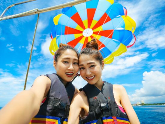 パラセーリング　マクタン島で空中散歩　人気の「ベルスパ」アロママッサージ付きプラン＆ランチ付きプランあり＜送迎手配可／日本語対応＞