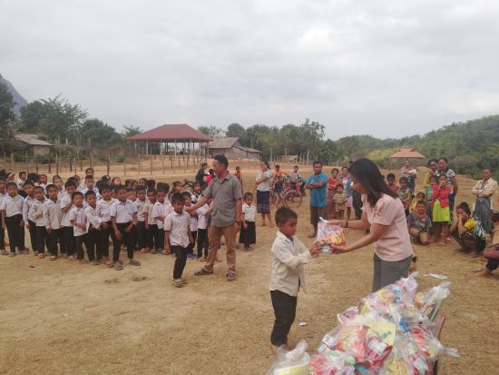 ナムアン村訪問ツアー　現地の子どもたちと笑顔あふれる文化交流　バンビエン観光付きプランあり＜1日 or 2日／日本語ガイド／ビエンチャン発着＞