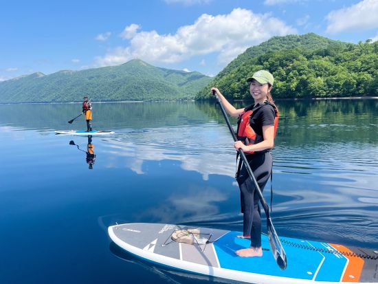支笏湖サップ体験 夏だ！水遊びだ！SUPへ行こう！透明度抜群の支笏湖の湖面をスイスイ進もう＜4～10月／小学3年生以上＞by Ezo Nature ACT