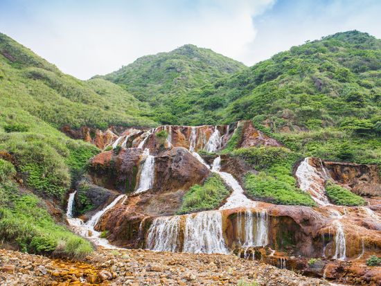 Jinguashi_Golden waterfall_AdobeStock_247278635