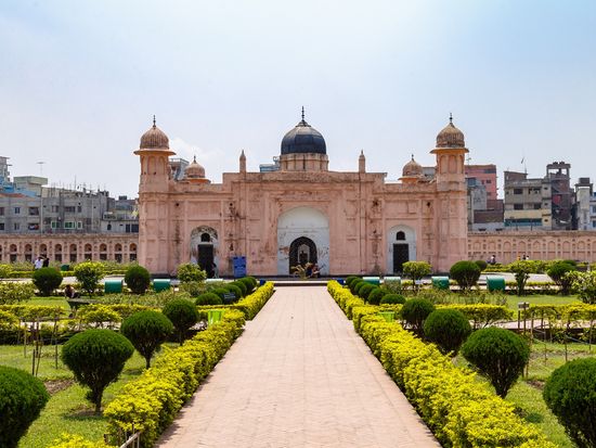 Bangladesh_Dhaka_Mausoleum of Bibipari_shutterstock_791554828