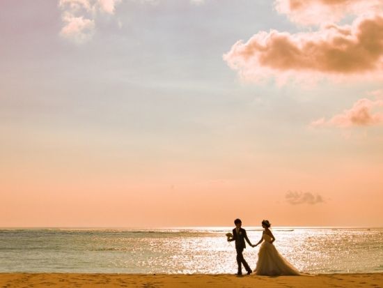 バリ島フォトウェディング　サンセットタイムのビーチで撮影＆ご新婦様ヘアメイク込み ＜撮影45分／日本語対応＞