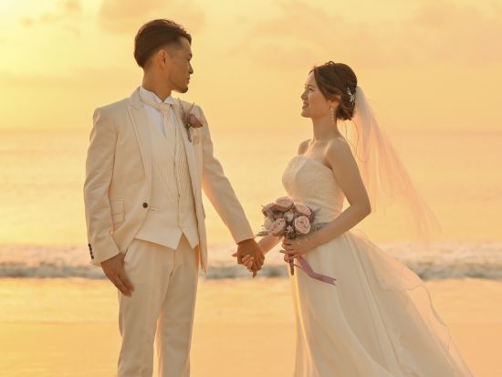 バリ島フォトウェディング　サンセットタイムのビーチで撮影＆ご新婦様ヘアメイク込み ＜撮影45分／日本語対応＞