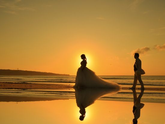 バリ島フォトウェディング　サンセットタイムのビーチで撮影＆ご新婦様ヘアメイク込み ＜撮影45分／日本語対応＞
