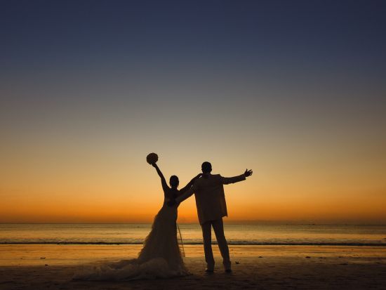 バリ島フォトウェディング　サンセットタイムのビーチで撮影＆ご新婦様ヘアメイク込み ＜撮影45分／日本語対応＞