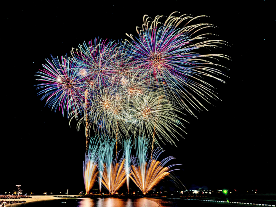 【7月4日限定！】海洋博美ら海花火大会日帰りバスツアー 有料席で迫力の花火鑑賞◎＜美ら海水族館チケット付きプランあり／専用バス送迎付き＞