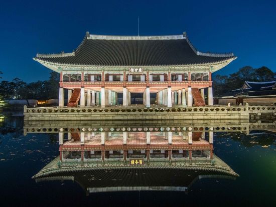 【2026年5月31日まで限定！】景福宮（キョンボックン）夜間特別観覧ツアー　韓服体験＆ソウルの夜景が見れるルーフトップカフェ ＜日本語ガイド＞