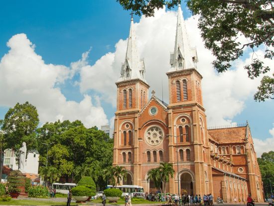 ホーチミン市内　貸切チャーター　観光やビジネスに ＜4時間または8時間／最大10名／現地語ドライバー＞