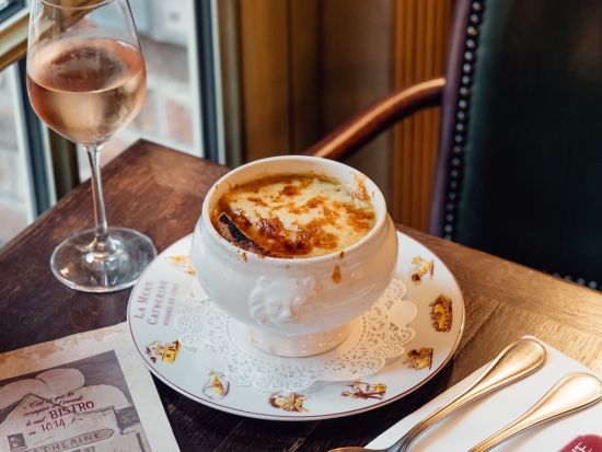 ラ・メール・カトリーヌ (La Mere Catherine)　食事券＆事前予約サービス　伝統的フレンチ＜3コース／モンマルトル地区＞ *前日予約OK