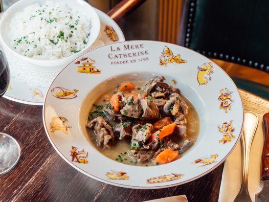 ラ・メール・カトリーヌ (La Mere Catherine)　食事券＆事前予約サービス　伝統的フレンチ＜3コース／モンマルトル地区＞ *前日予約OK