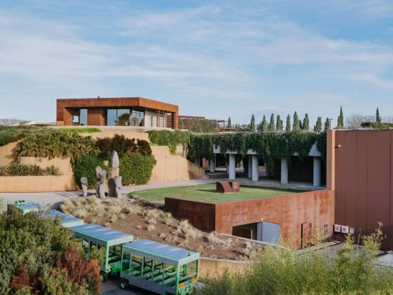 カタルーニャワインツアー　老舗ワイナリーを訪問 ＜4～10月／郷土料理ブランチ付き＆試飲付き／英語ガイド／バルセロナ発＞