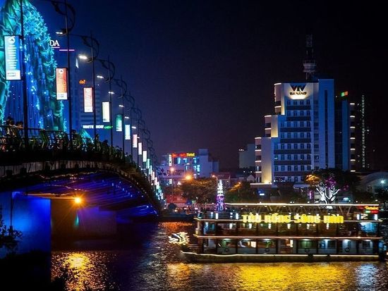 Tour-an-toi-tren-du-thuyen-Da-Nang (1)